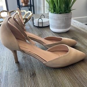 Journee Collection Closed Pointy, Low Heel size 9